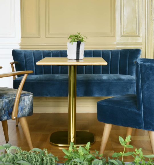 La gamme Brooklyn, avec son canapé, chaise et fauteuil sur-mesure, idéals pour vos restaurants et brasseries.